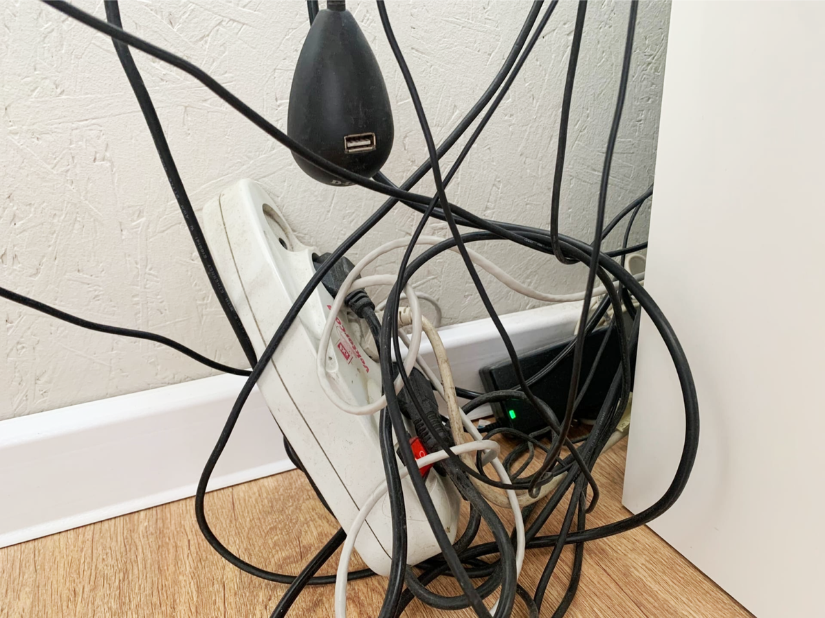 Как организовать и упорядочить провода в доме?