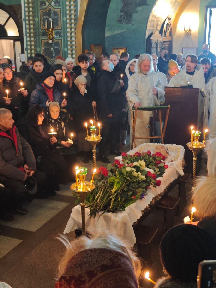 На похоронах Навального поклонники улыбались, кривлялись и скандировали  нацистские украинские речёвки | Политнавигатор | Дзен