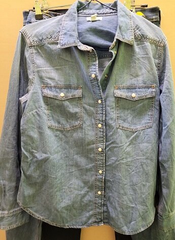 Джинсовая рубашка в размере S из секонд-хенд, цена 720 рублей