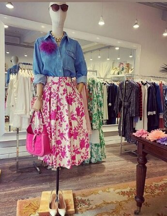 Рубашка из денима в сочетании с широкой юбкой в цветочный принт.