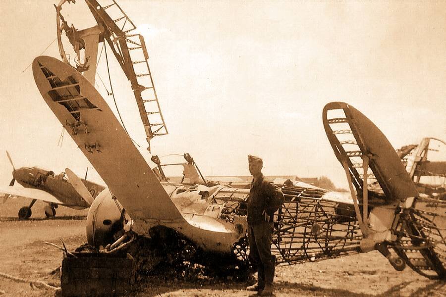 Bf 109E из состава II./JG 27, аэродром Парубанек (Вильнюс), июнь 1941 года. На переднем плане уничтоженная в ходе предыдущих налётов «Чайка» из состава 42-го ИАП (коллекция автора) 