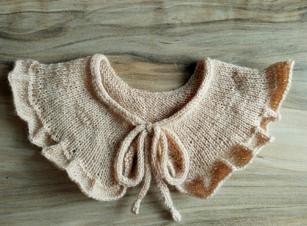 Это первый воротничок, который связался у меня в дороге. Связан в одну нить. Он получился легким и очень нежным.