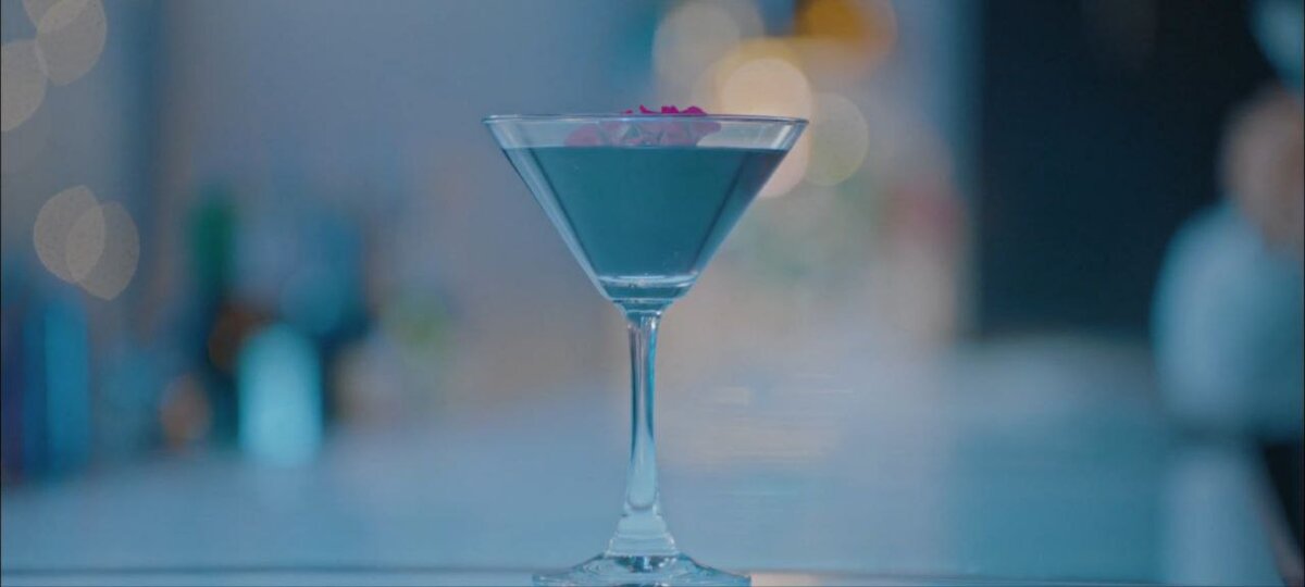 наливайте любимый напиток и продолжайте просмотр. Кадр из сериала