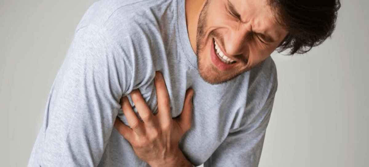    При отрыве тромба человек часто испытывает боль в груди