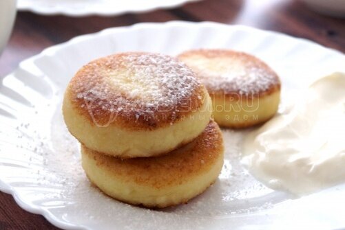 Нежные сырники с манкой на сковороде, это вкусные сырники из творога с манкой, которые можно приготовить на завтрак для всей семьи и подарить всем прекрасное настроение на весь день.
🕙 Время приготовления 20 минут