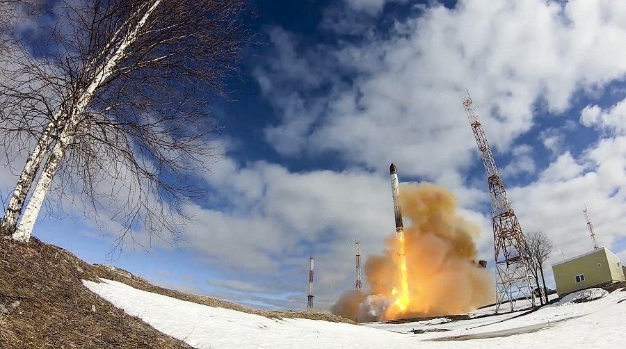 Пуск межконтинентальной баллистической ракеты "Сармат" с космодрома Плесецк - Фото: AP/TASS