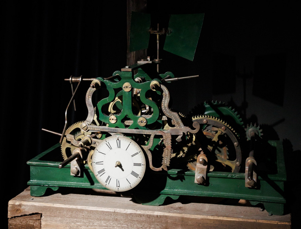         Механические часы – сложное техническое устройство, вобравшее в себя конструкторские идеи из разных механизмов прошлого, потребовав от механиков решения новых технических задач.