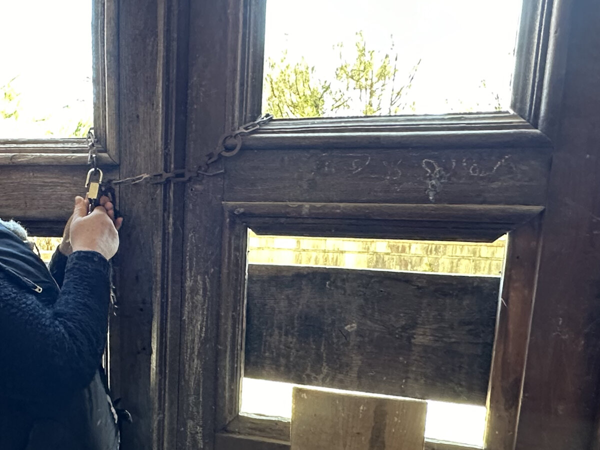 Нам открывают двери во внутренний дворик