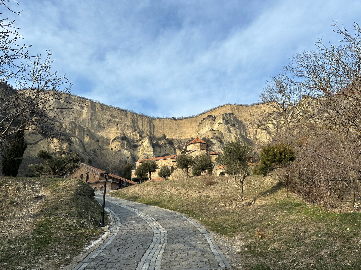 Тихо, спокойно, почти никого нет. И чисто, как будто не осталось ничего, что напоминало бы об оползне
