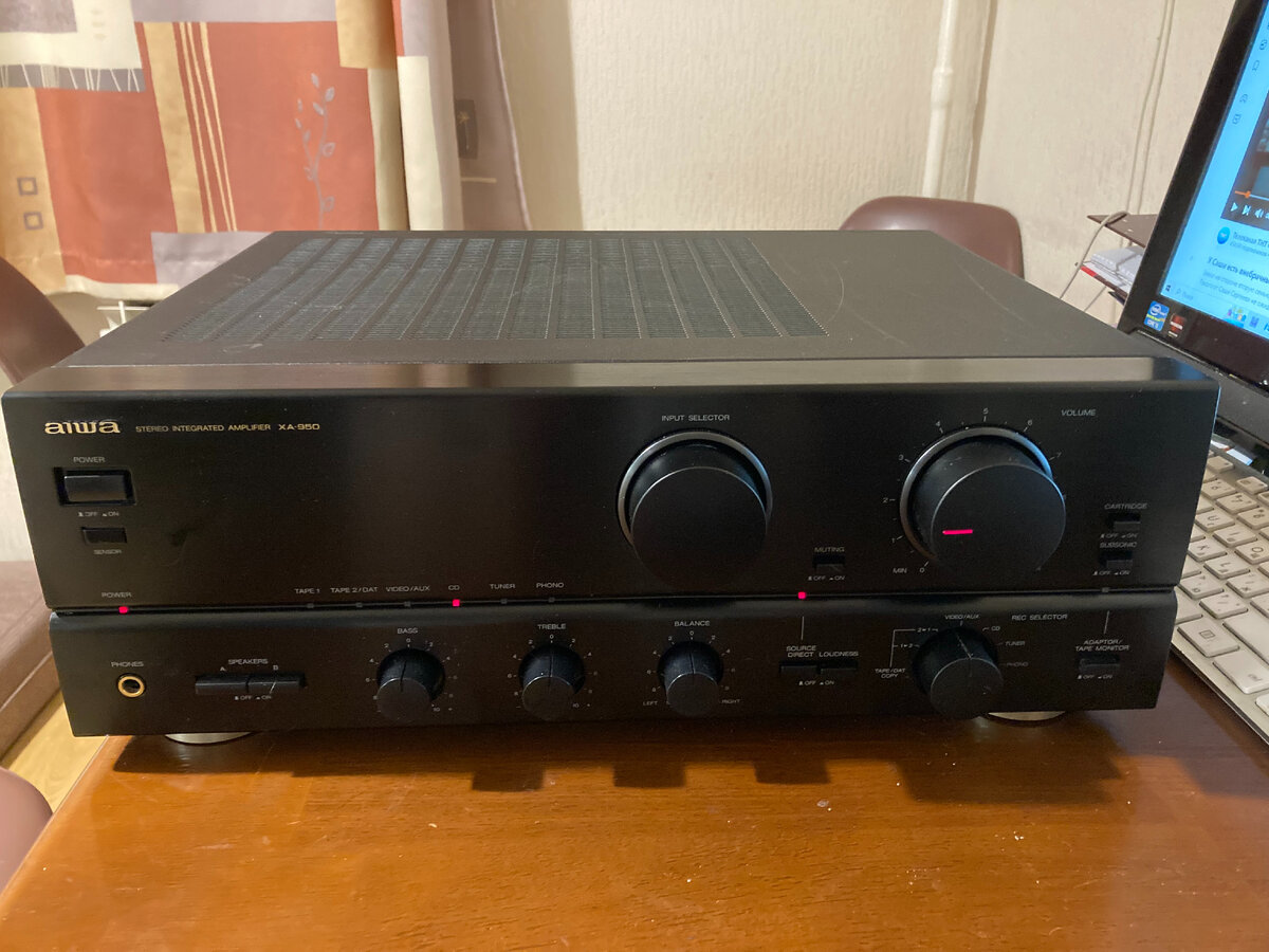 Aiwa XA-950 - очень популярный в 90-е годы аппарат: стоил не так дорого, но вполне функциональный, мощный и с приятным дизайном. У моего друга, в то время, была вся стойка компонентов Aiwa 950-й серии.