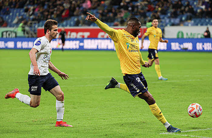    Владислав Шитов («Крылья Советов») и Умар Сако («Ростов») во время матча.Эрик Романенко/ТАСС