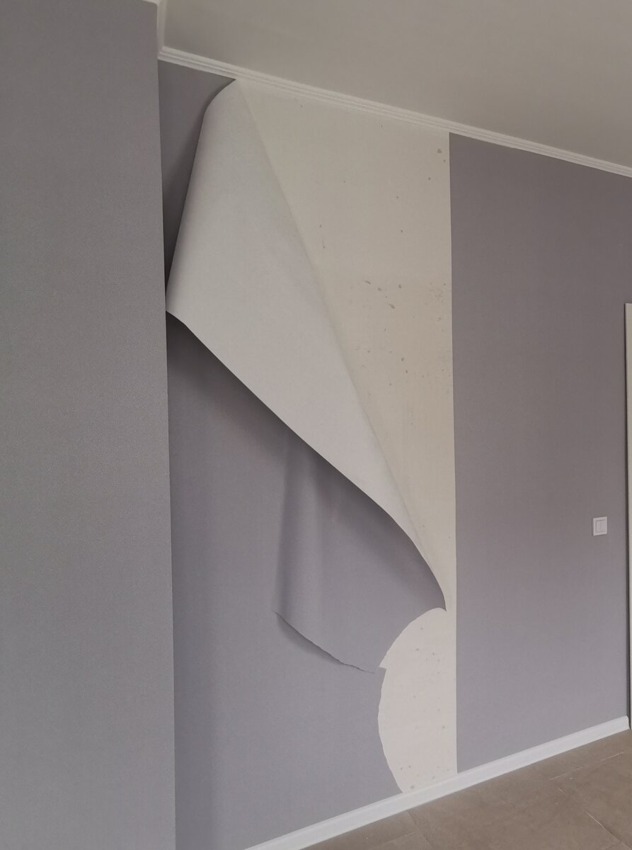 Сначала попробуйте снять обои насухую. Широкие флизелиновые обои обычно снимаются без проблем.