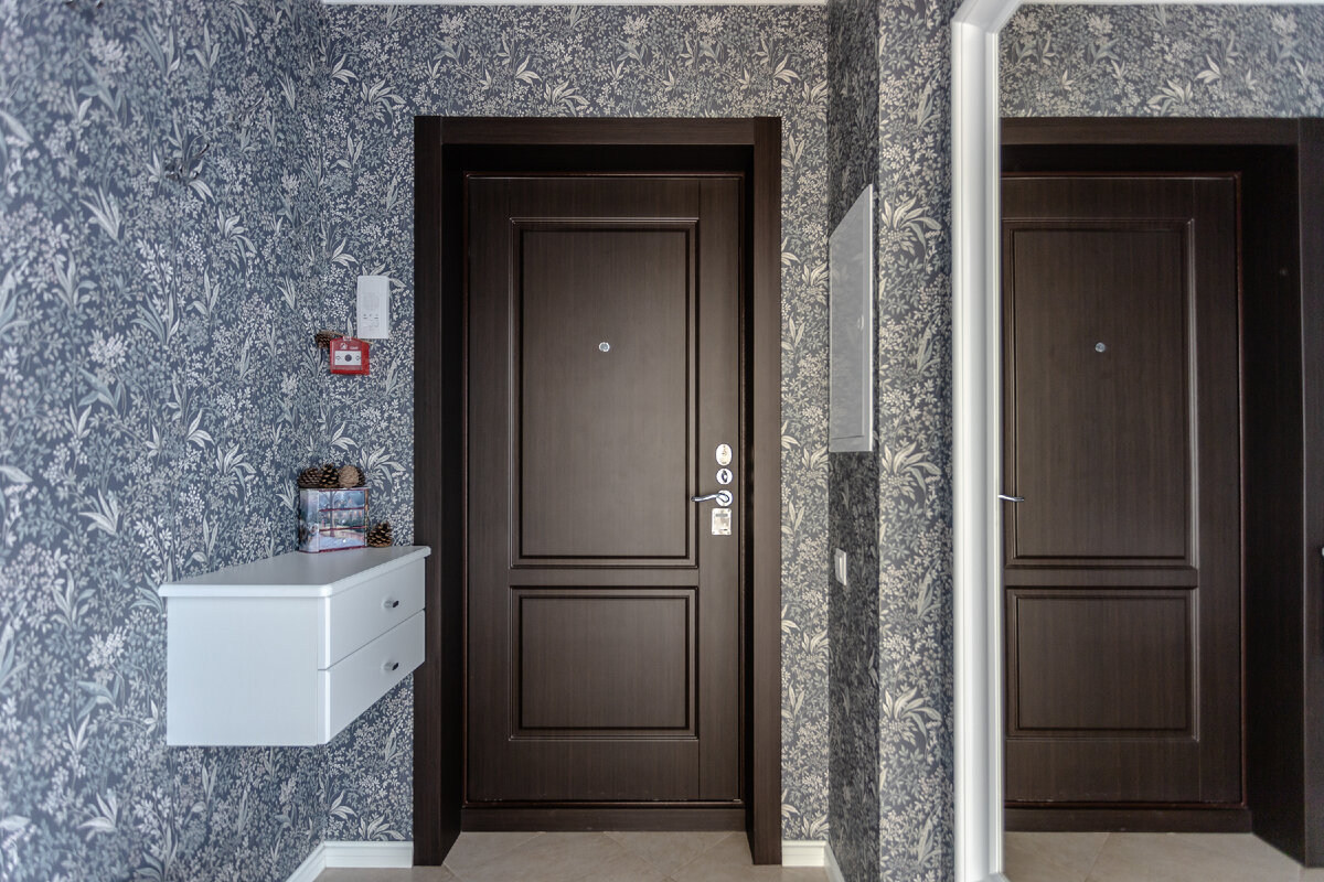 Темные обои в прихожей - это не только практично, но и эффектно. Сразу создается ощущение комфорта и уюта. Вы дома.