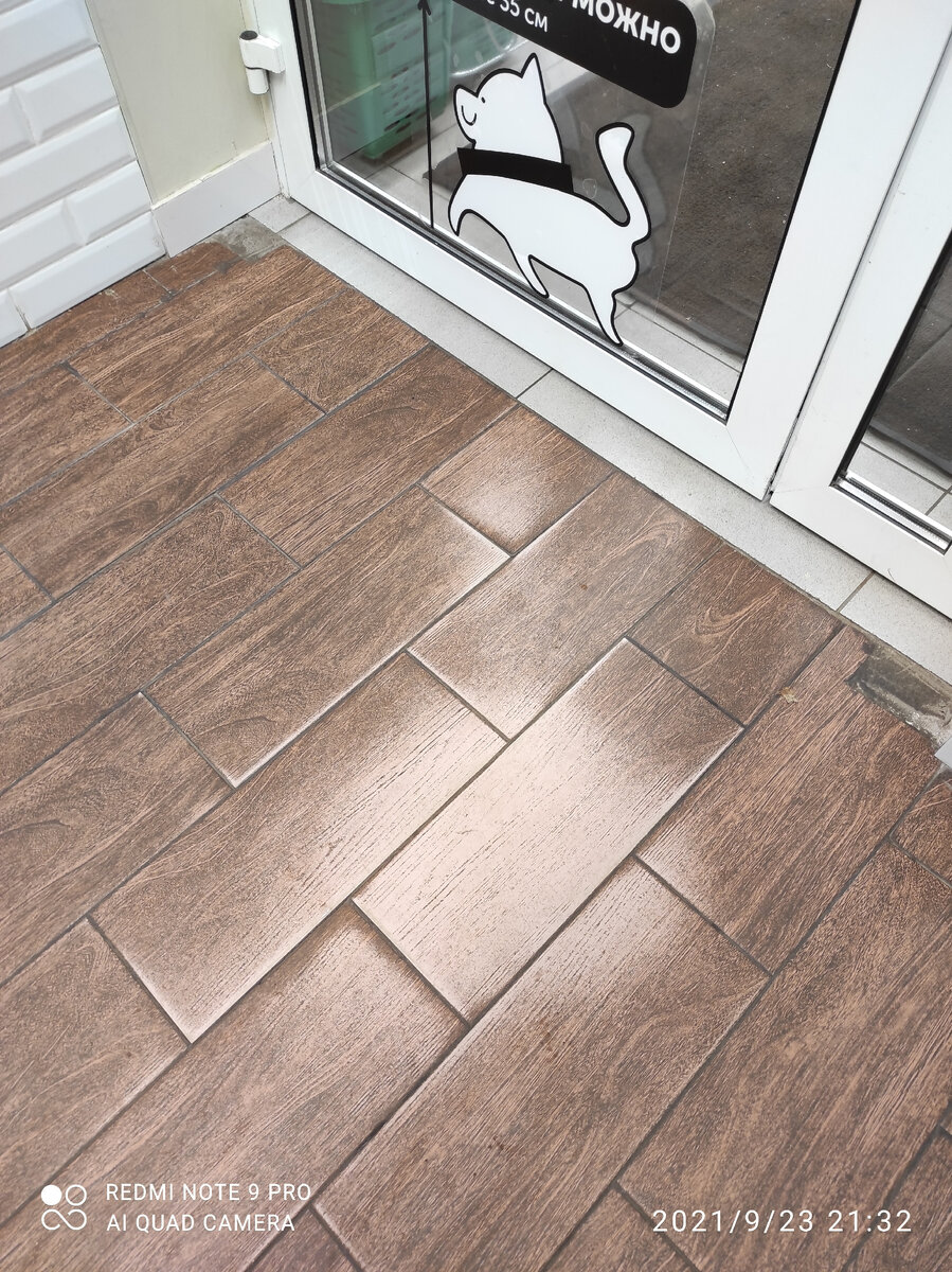 протёртый до основания керамогранит на входной зоне магазина, фото из личного архива