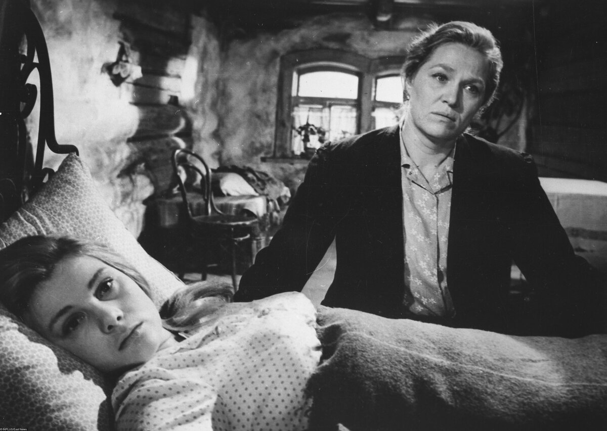   Римма Маркова в фильме «Бабье царство» (справа)