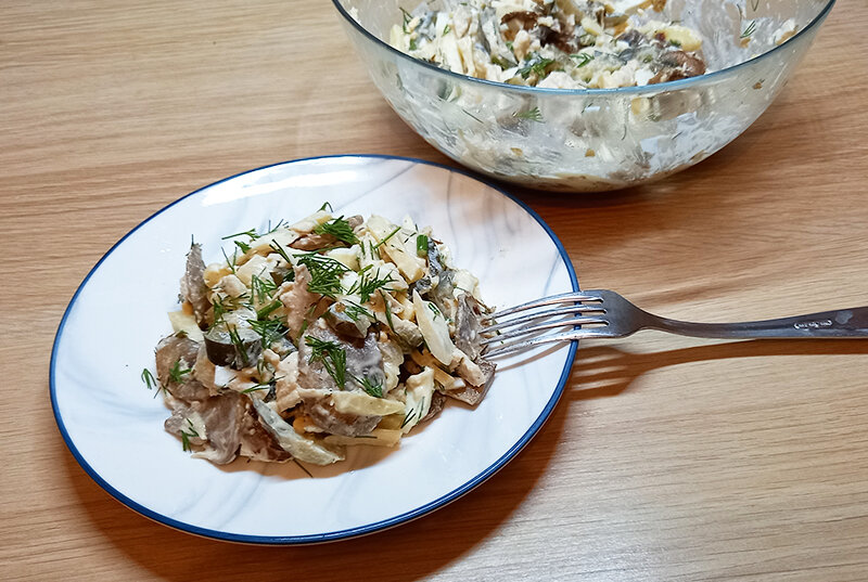 Салат с жареными шампиньонами