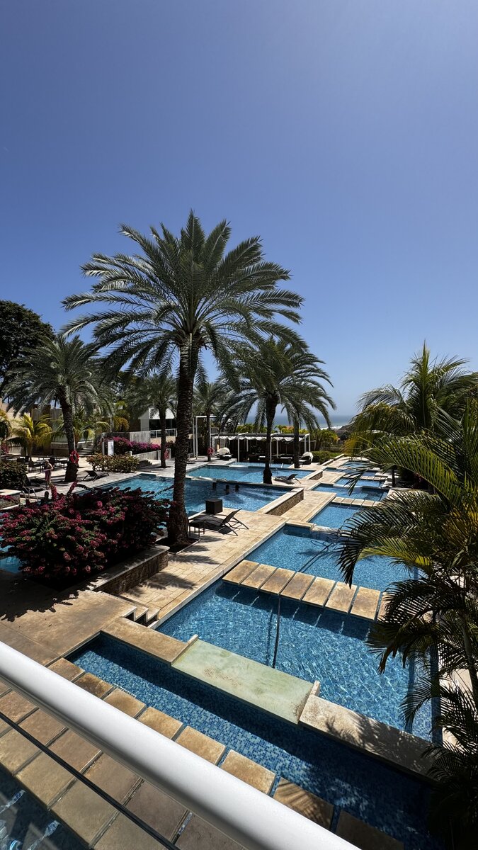 Вид из окна на бассейны. Бассейн, кстати, работал и ночью. Можно было плавать под луной 