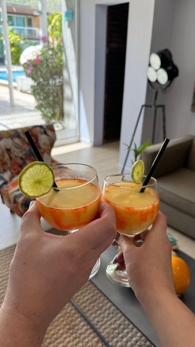 Приветственный коктейль пока администратор оформляет документы в отеле Малока Хотел Бутик