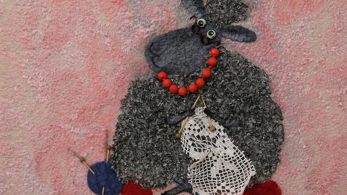     Выставка «Войлок: традиции и современность» (0+) открылась во Владивостоке в Приморском краевом центре народной культуры (Пушкинская, 25).