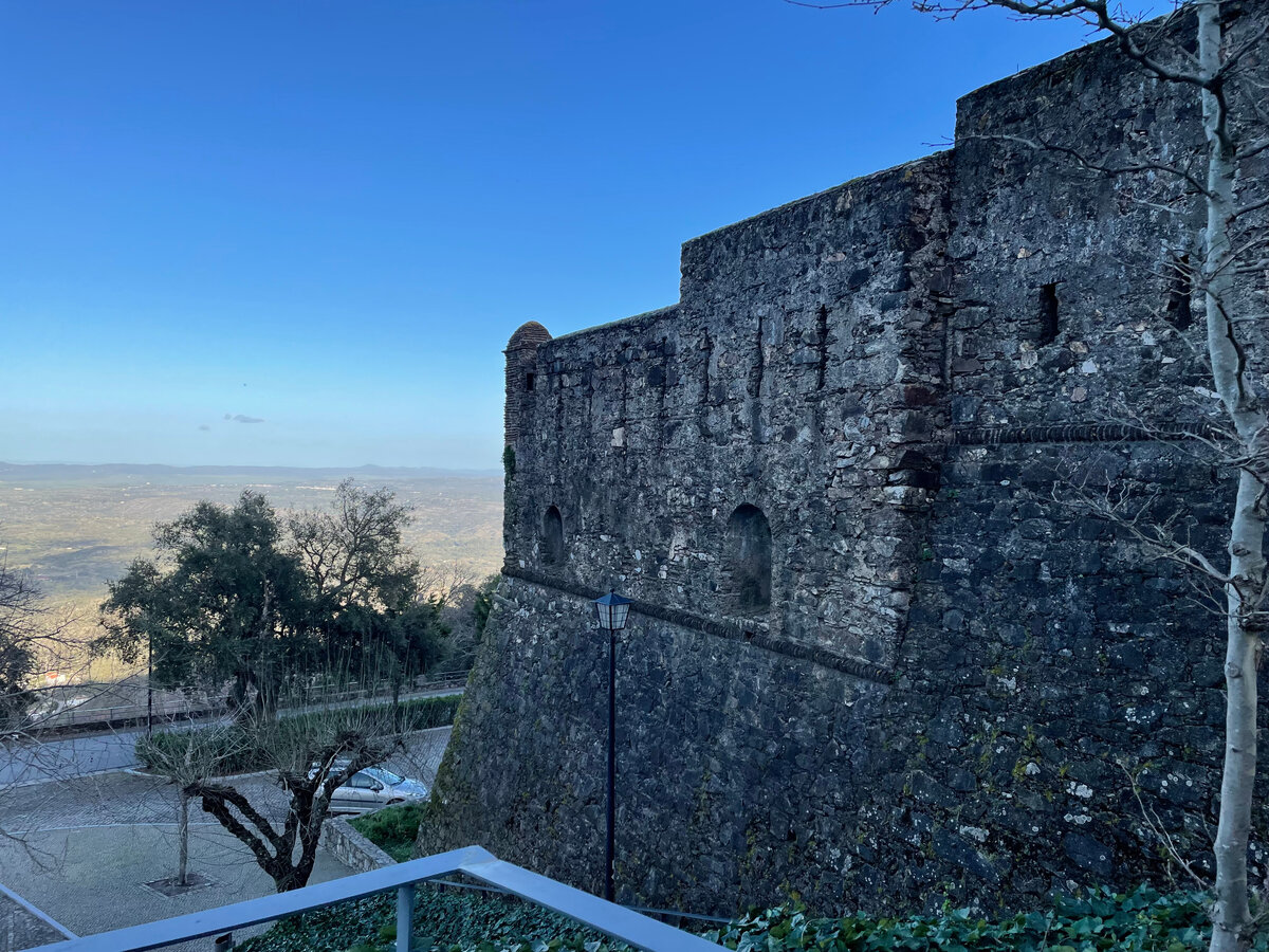 Неприступные стены и вид - как из самолета