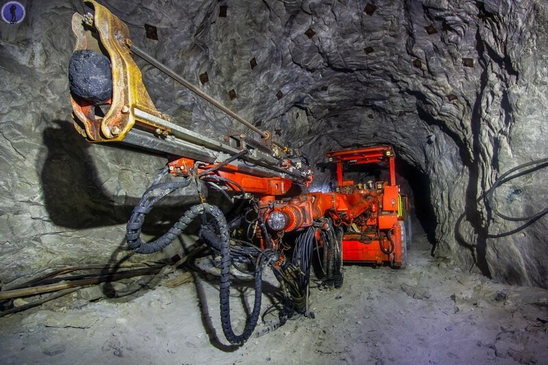 Сегодня мы снова продолжаем серию статей о огромном действующем руднике "2-й Советский" в горах Дальнегорска, где мы побывали на подробной экскурсии и посмотрели как происходит добыча руды от и до.