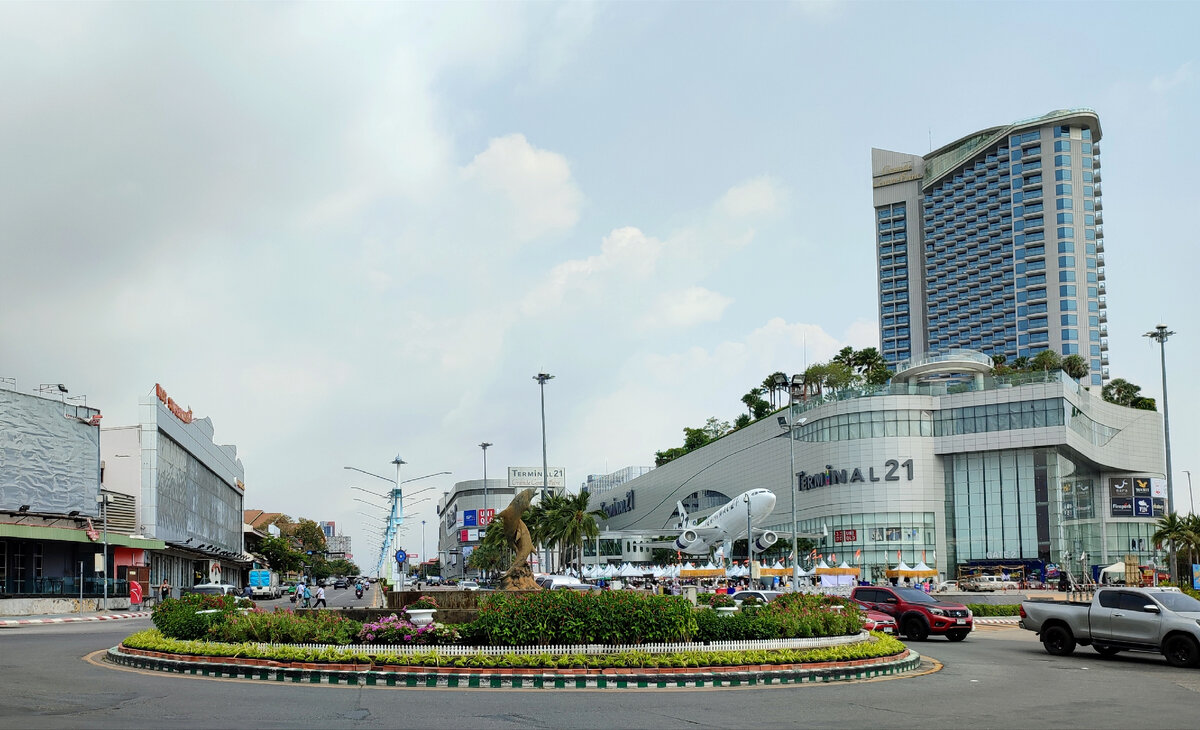 Площадь Дельфинов и Терминал 21. Сами дельфины - внутри клумбы 