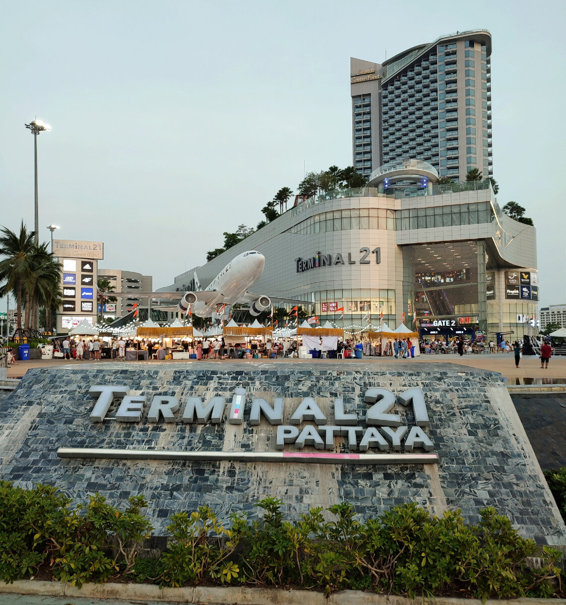 Вид на рынок и торговый центр. И самолет!