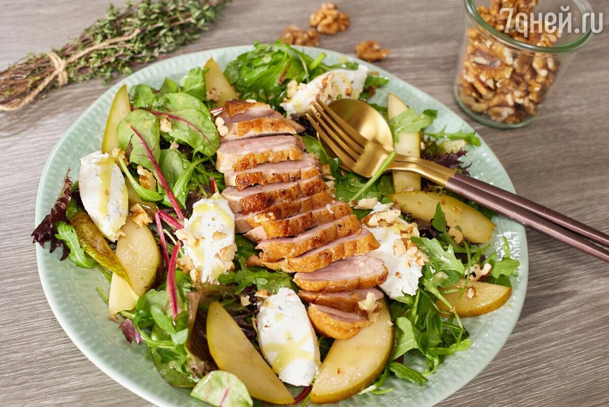    Салат с уткой и карамельной грушей: рецепт от Александра Бельковича предоставлено каналом СТС