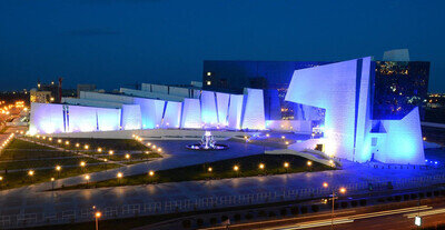 Музей создавался по прямому указанию Президента Н.Назарбаева в объеме правительственной программы «Культурное наследие». Сооружение привлекает внимание своим необычным внешним обликом и гармонично вписывается в расположенный поблизости архитектурный ансамбль, включающий несколько строений и монумент государственной важности.