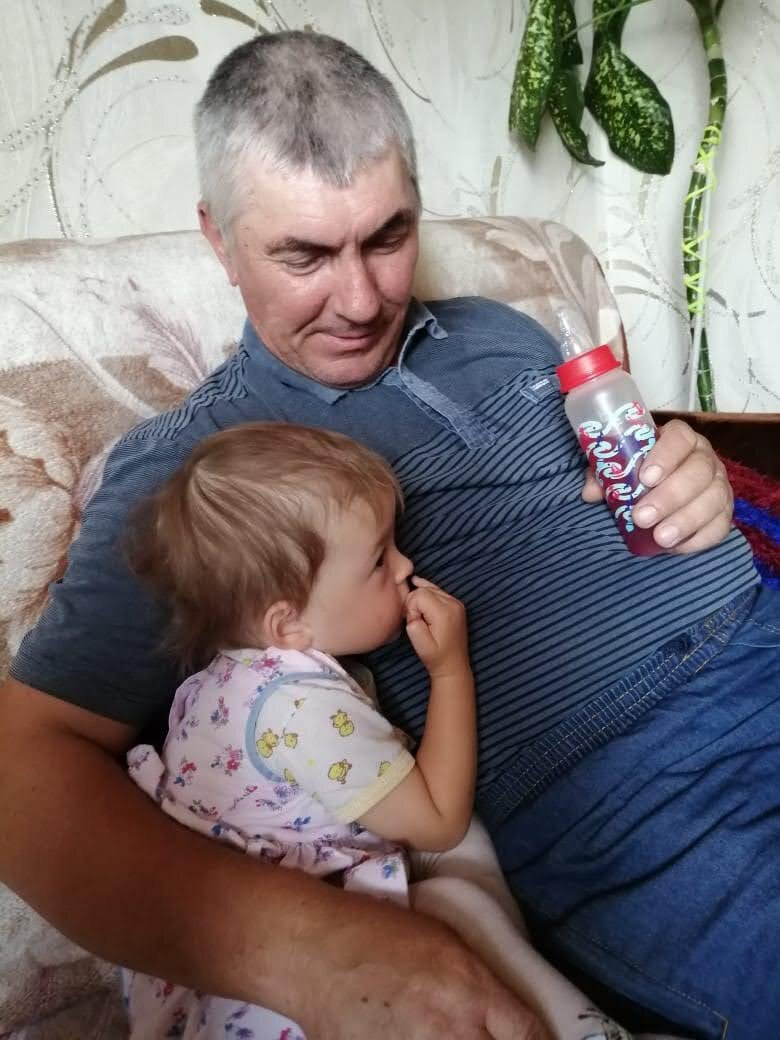 Фото из семейного архива. Папа с полуторагодовалой Катюшей.