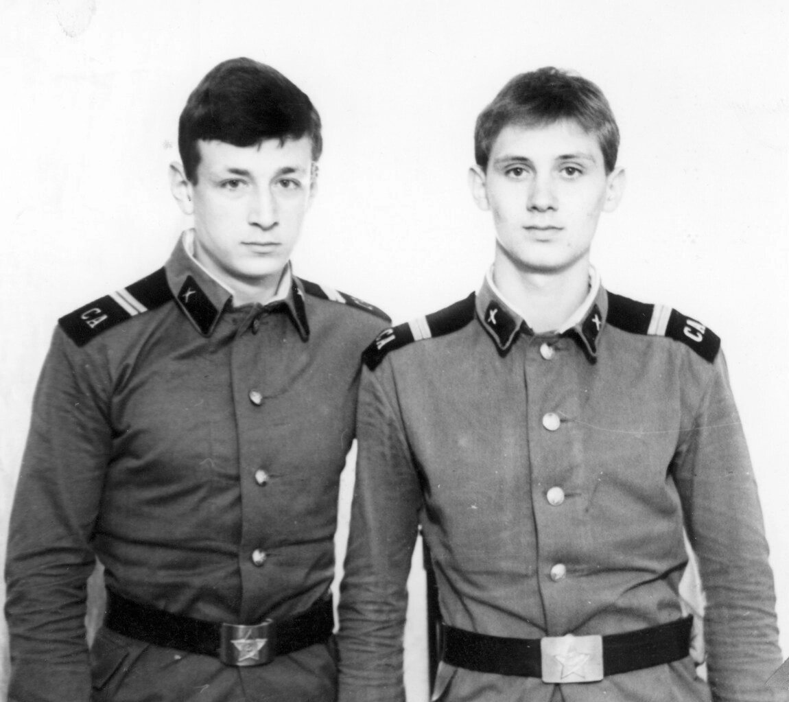 Сергей Апрельский слева. Служба в армии. Заимствовано: https://vk.com/id222376795