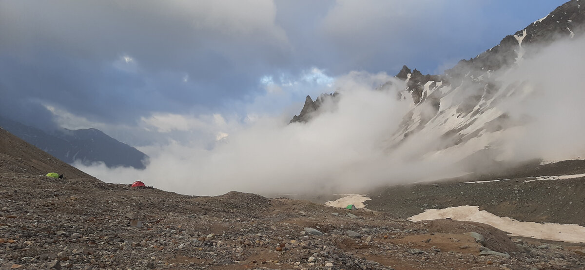 Облака в горах летят очень быстро. Я хотела успеть дойти до палатки, как меня через минуту накрыло облаком и мне пришлось искать палатку в молоке по интуитивно-выбранному гнаправлению. 