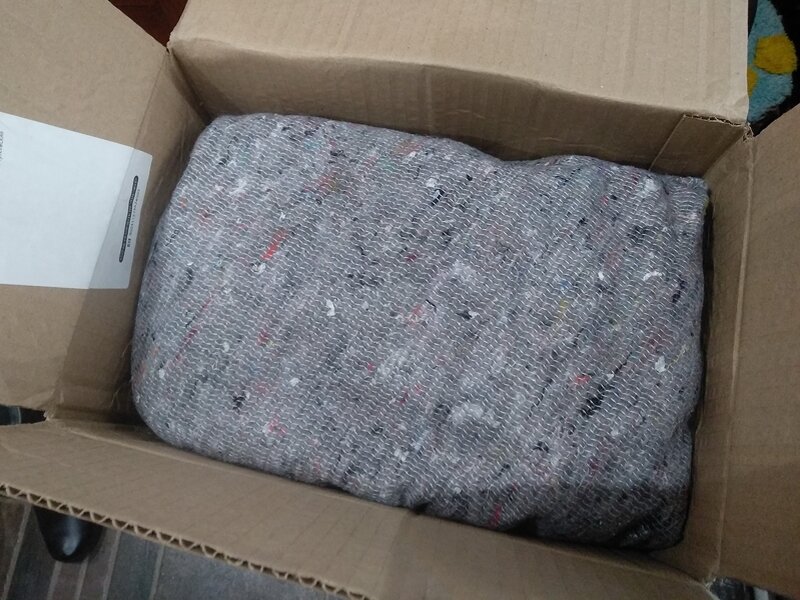 Открытая коробка с семенным картофелем