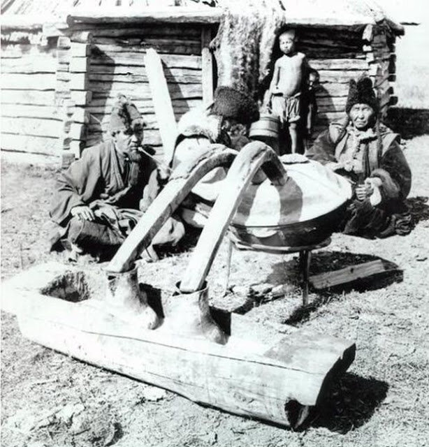 Сидение аракхы" (арачки). До сих пор существует по дальним алтайским селам. 