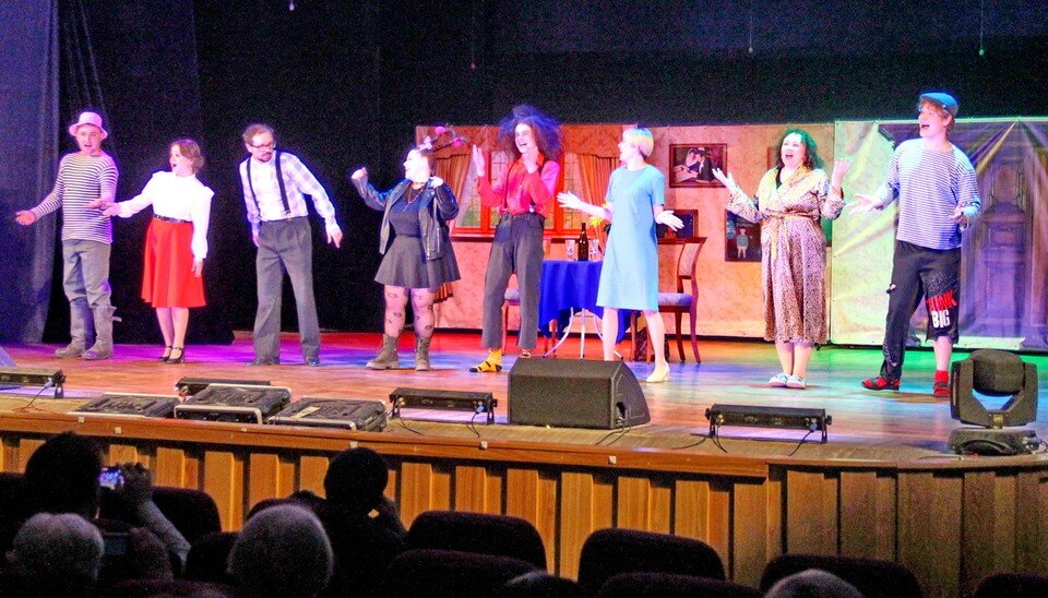    Зрители аплодировали самодеятельным артистам Андрей САВЕЛЬЕВ