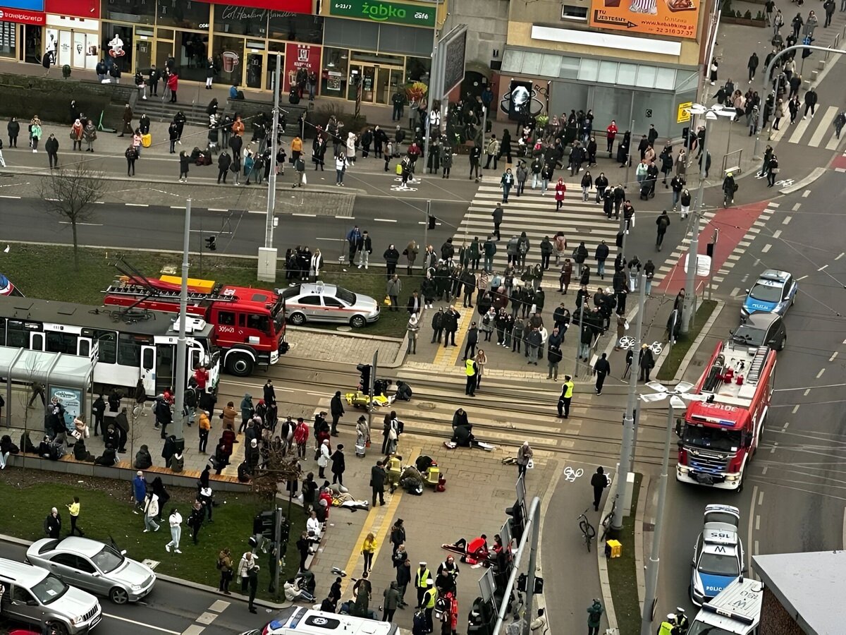 В Польше автомобиль на скорости влетел в толпу людей — 19 пострадавших —  Видео | Telegraf - Новости | Дзен