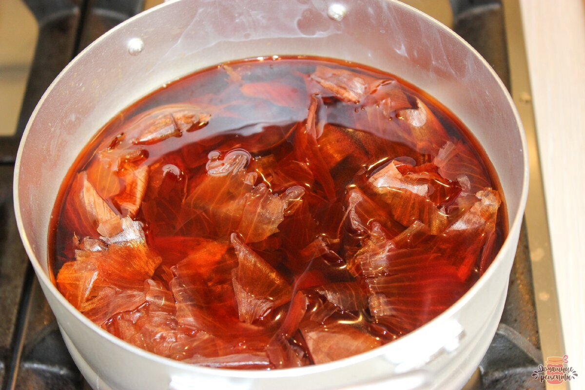 Красящий отвар из луковой шелухи.