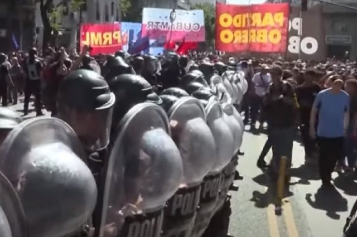    C5N: в Аргентине более 20 человек пострадали при столкновениях у конгресса