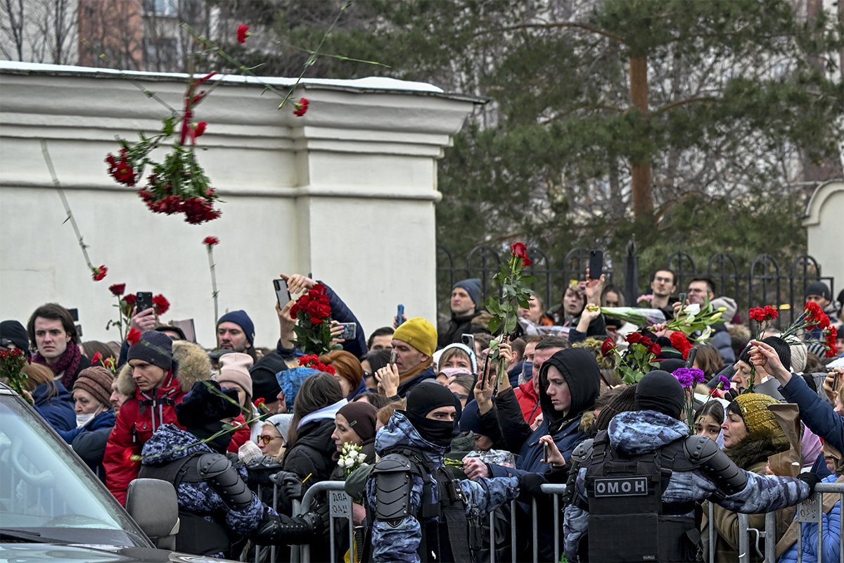 Как в Москве прощались с Навальным: люди скорбели и злились, а потом тихо  проводили в последний путь. 