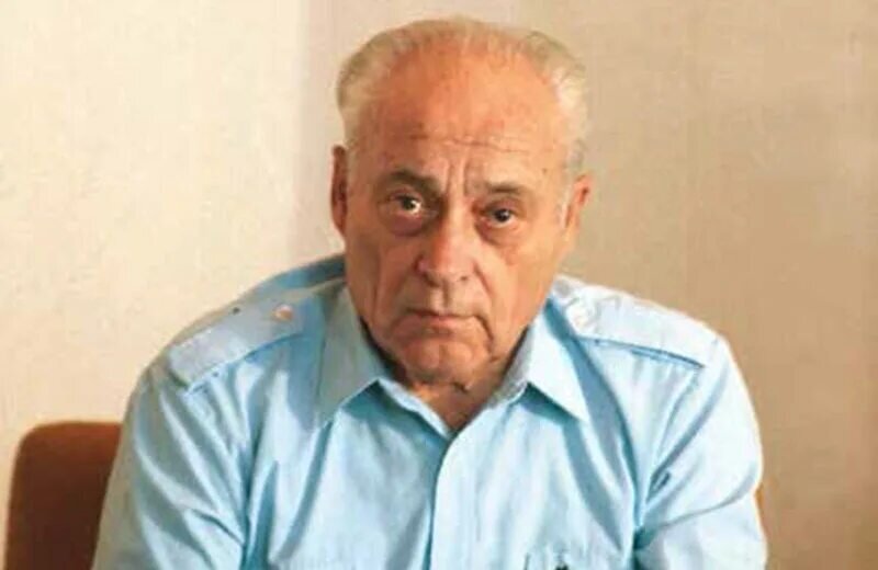 Анатолий Рыбаков - советский писатель с непростой судьбой, прекрасно знакомый и взрослой, и юношеской аудитории. 