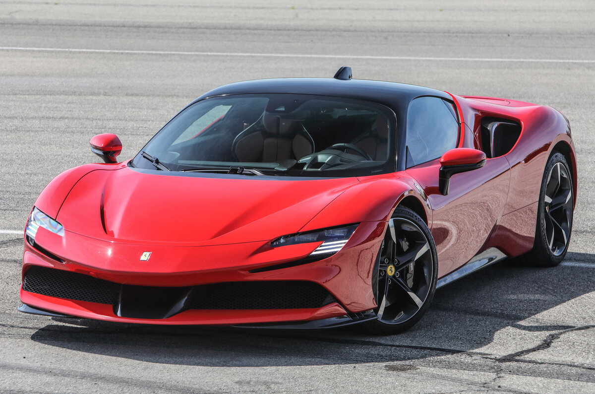    ### Факт 1: силовая установка SF90 Stradale был представлен в 2019 году в статусе флагмана модельной линейки. Положение обязывает иметь двигатель V12, но вот сюрприз — суперкупе стало первой восьмицилиндровой топ-моделью Ferrari со времен культового F40 конца восьмидесятых. Четырёхлитровый турбонаддувный V8 (780 л.с. и 800 Нм при 6000 об/мин) включен в состав подзаряжаемой plug-in силовой установки с тремя электродвигателями. Два приводят передние колеса, а третий встроен между ДВС и восьмиступенчатым преселективным «роботом» с двумя сцеплениями.   
Ferrari
