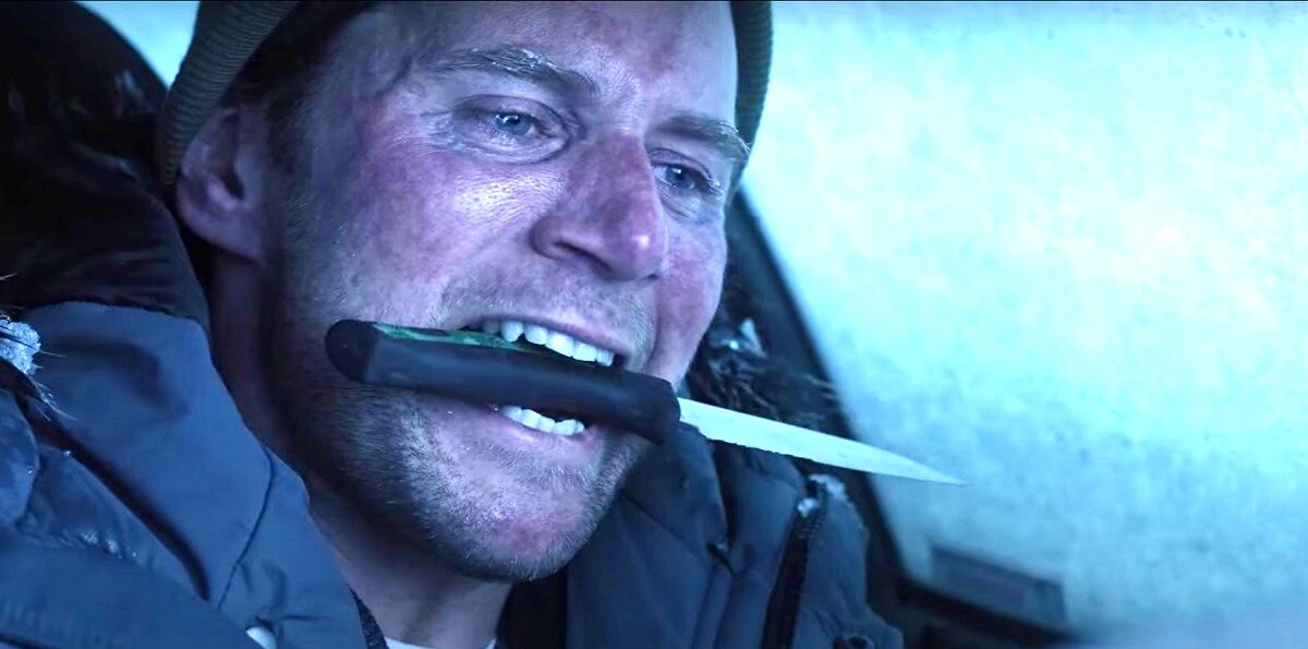 "Выживальщицкий" ножик в фильме специфической формы и демонстрируется крупным планом подозрительно часто. Продакт-плейсмент, не иначе. "Найфоманы" наверняка узнают модель и марку. 