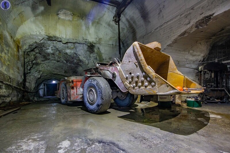 Сегодня мы опять продолжаем нашу большую серию статей о огромном действующем руднике "Николаевский", где нам удалось официально побывать на подробной экскурсии и полностью посмотреть процесс добычи...