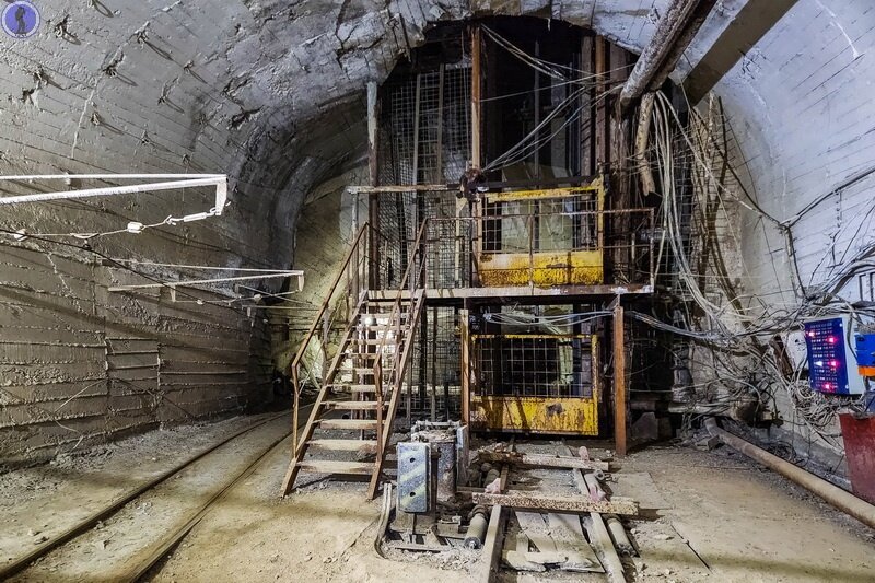 Сегодня мы опять продолжаем нашу большую серию статей о огромном действующем руднике "Николаевский", где нам удалось официально побывать на подробной экскурсии и полностью посмотреть процесс добычи...-2