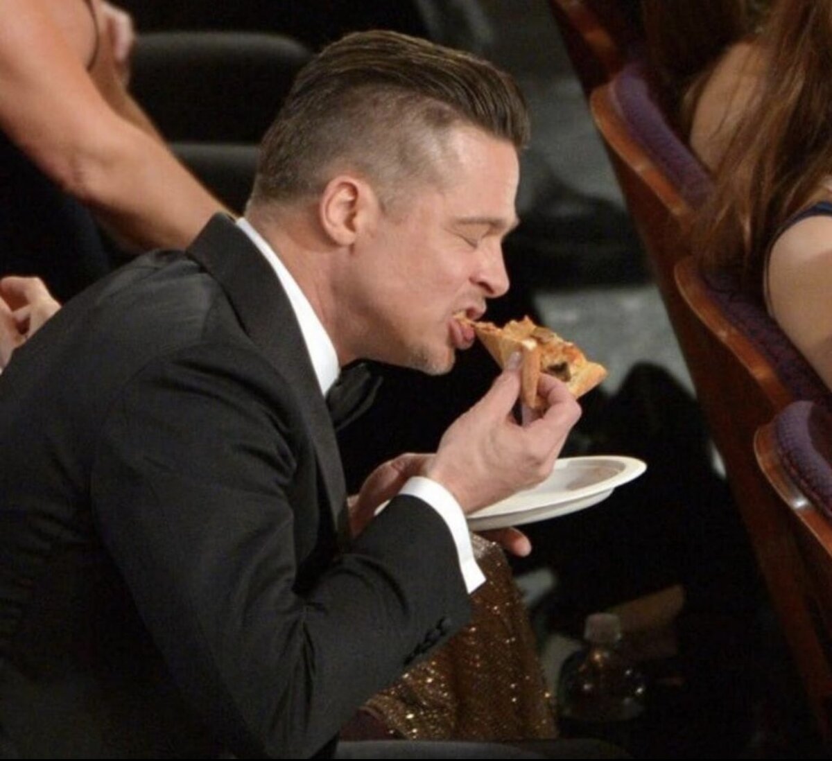 Бред Питт не просто так ест пиццу, он знает что его второй дом начинается с Козерога и сыр для него самый необходимый продукт)