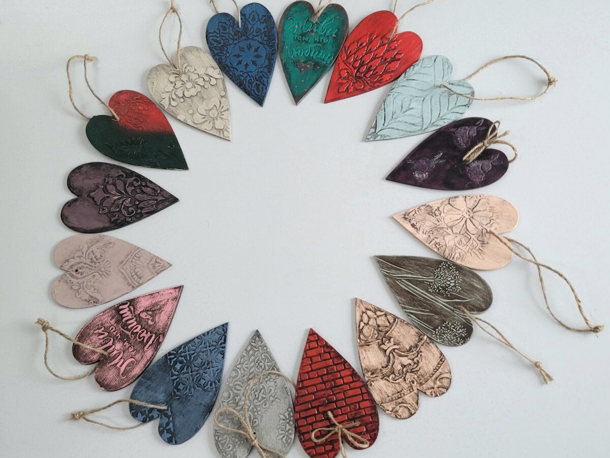    В Сургуте в арт-резиденции «Квартира» прошел мастер-класс по созданию интерьерной подвески