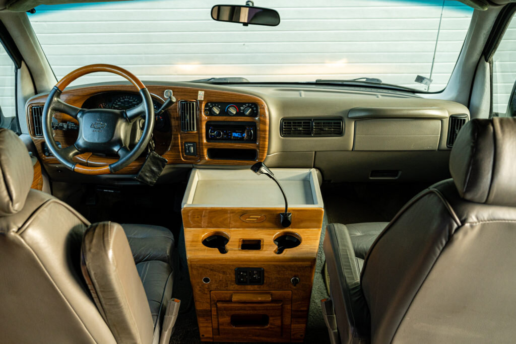 Обилие кожи и дерева в отделке