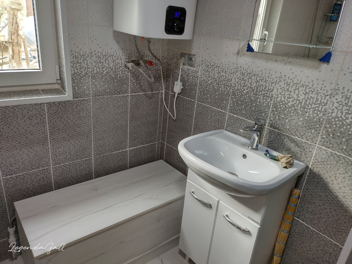 Уголок почти готов. на сундук просится подушка, но пока не решила, в каком цвете. Когда все обустроим, будет понятно - серая или оранжевая.