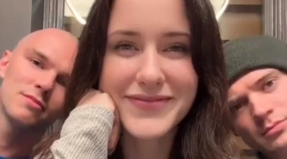     Николас Холт, Рэйчел Броснахэн и Дэвид Коренсвет / Фото: соцсети Рэйчел Броснахэн