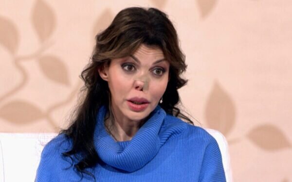 Льюис кэрролл алиса в стране чудес первое издание. Лена домбазова гостья из будущего актриса. Алиса в зазеркалье шахматная королева. Алиса лет назад. Платье алисы.